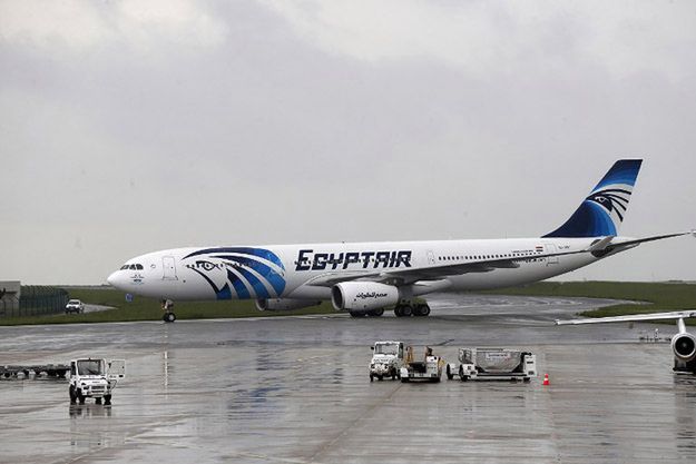 Airbus A320 EgyptAir na lotnisku Charlesa De Gaulle''a pod Paryżem