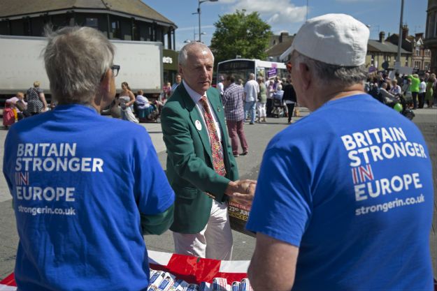 Przeciwnicy wyjścia z UE ściskają rękę ze zwolennikiem Brexitu