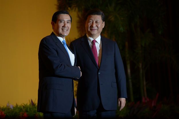Ma Jing-cu i Xi Jinping - historyczny uścisk dłoni na spotkaniu w Singapurze