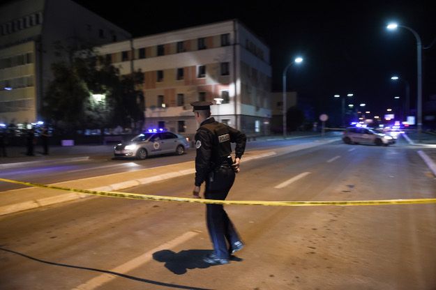 Kosowski policjant w pobliżu budynku parlamentu, który został on ostrzelany