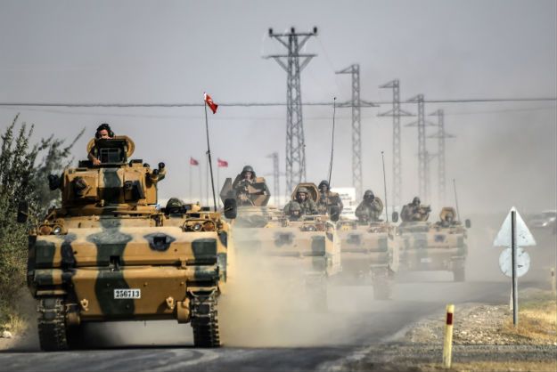 Kolumna tureckich wojsk na drodze przy granicy z Syrią