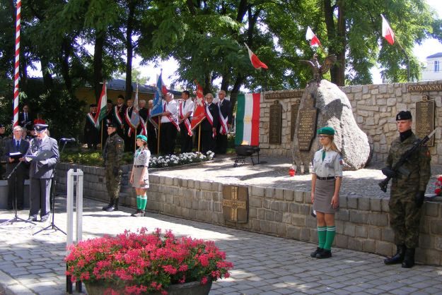 Pod pomnikiem poległych podczas Poznańskiego Czerwca'56 jednak uhonorowano ofiary katastrofy smoleńskiej