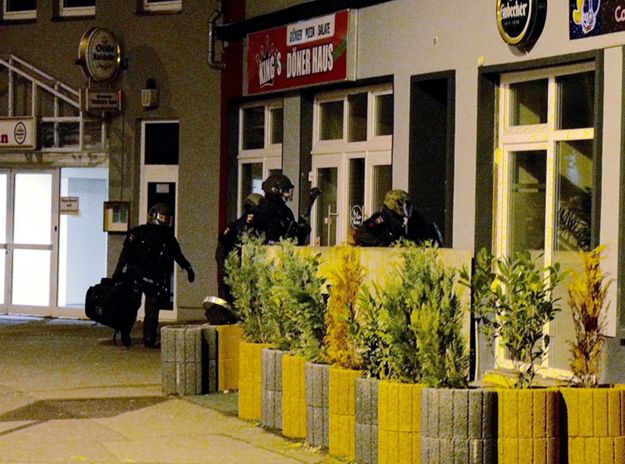 Niemieccy policjanci podczas akcji zatrzymywania podejrzanych.