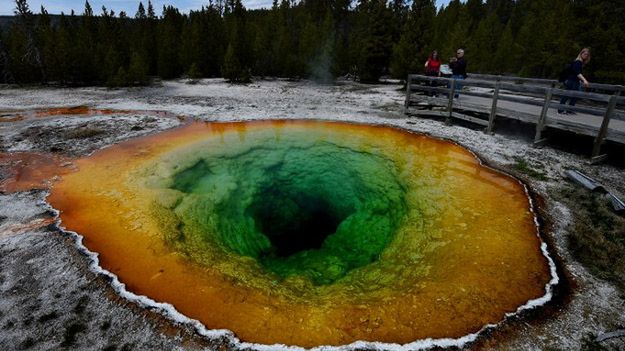 Turyści obserwują gejzer w parku Yellowstone