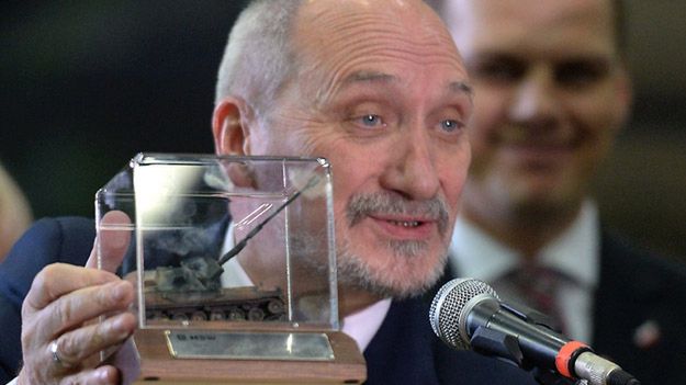 Minister obrony narodowej Antoni Macierewicz z modelem armatohaubicy Krab podczas spotkania z kierownictwem Huty Stalowa Wola