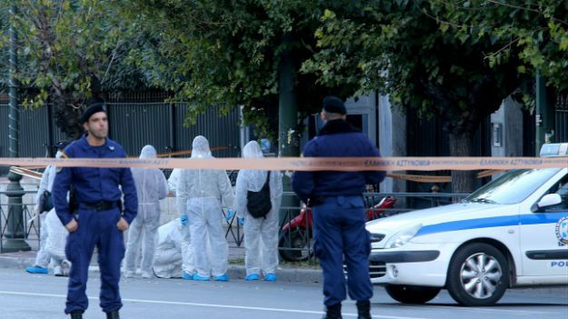 Policja przed ambasadą Francji w Atenach