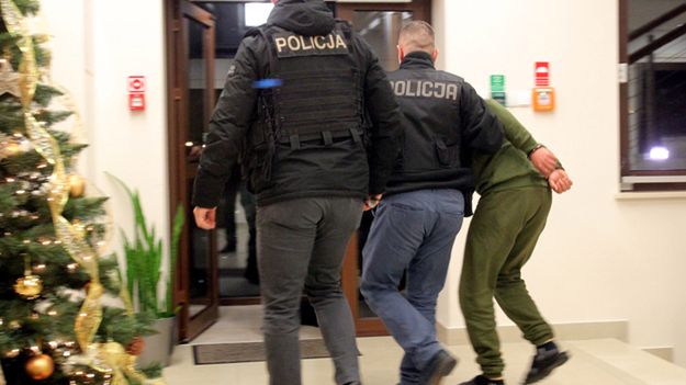 Jeden z podejrzanych wyprowadzany po przesłuchaniu w Prokuraturze Rejonowej w Ełku