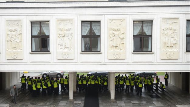 Policjanci 20 grudnia przed Sejmem