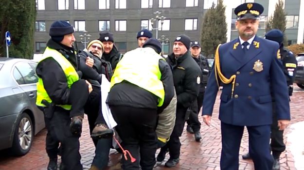Moment wyrzucania demonstrantów z ruchu Obywatele RP