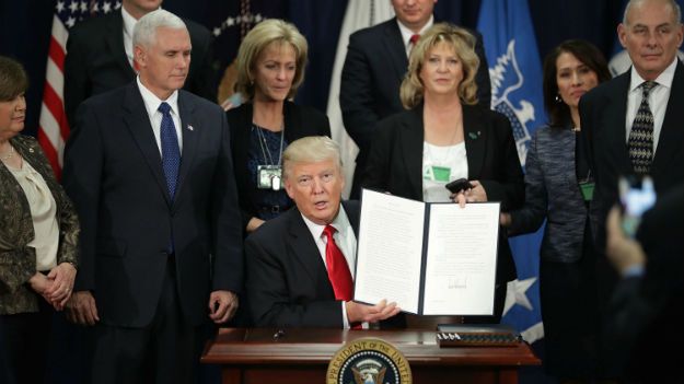 Donald Trump w Białym Domu po podpisaniu jednego z rozporządzeń