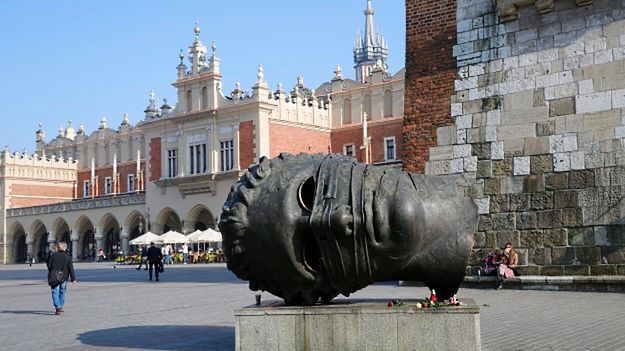 Rzeźba Igora Mitoraja "Eros Bendato"