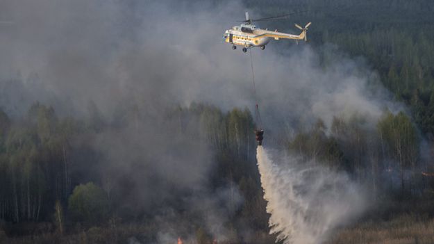 Ukraiński śmigłowiec Mi-8 gasi pożar w okolicach Czarnobyla