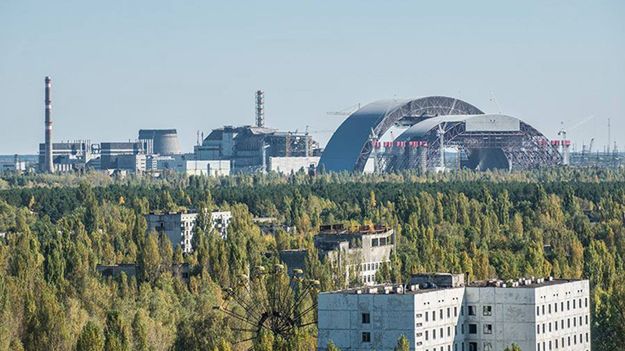 Widok na elektrownię i nowy sarkofag