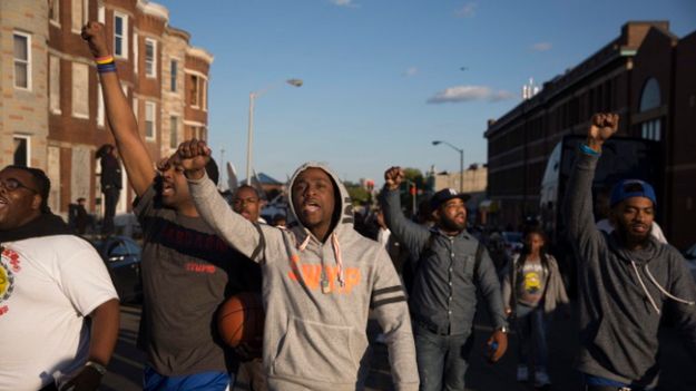 W centrum Baltimore zebrało się kilkaset osób