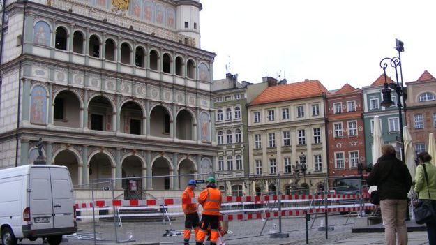Tak teraz wygląda miejsca, z którego turyści oglądają trykające się koziołki na wieży ratusza.
