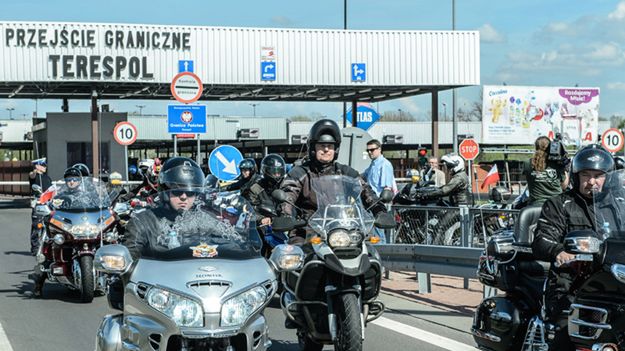 Grupa polskich motocyklistów na przejściu w Terespolu