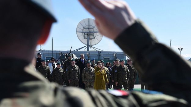 Ewa Kopacz, Tomasz Siemoniak, Teresa Piotrowska i dowódca XXXI zmiany PKW KFOR ppłk Dariusz Wojtkowiak