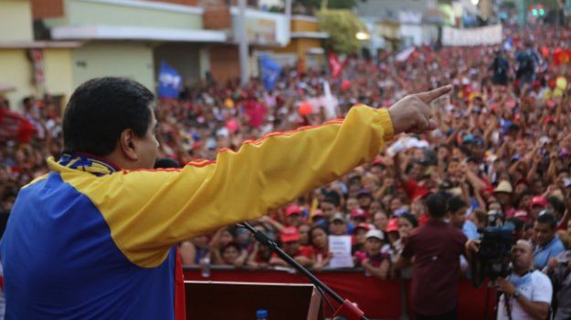 Nicolas Maduro przemawia do tłumu