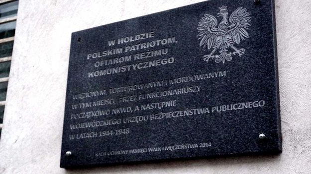 Tablica upamiętniająca ofiary przesłuchiwane w siedzibie NKWD przy ul. Strzeleckiej w Warszawie w latach 1944-194