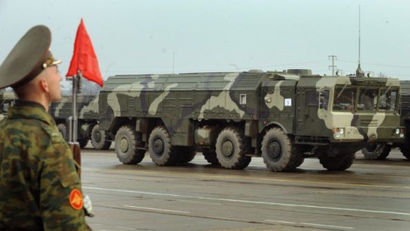 Wyrzutnia rakiet Iskander, zdolna do wystrzeliwania pocisków pośredniego zasięgu (500-5500 km)