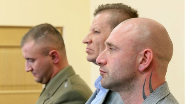 Oskarżeni: st. szer. rezerwy Damian Ligocki, plut. rezerwy Tomasz Borysiewicz i ppor. Łukasz Bywalec podczas ogłaszania wyroku