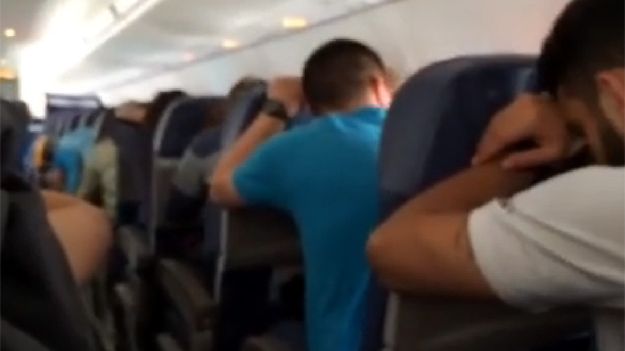 Pasażerowie podczas lądowania samolotu Republic Airlines