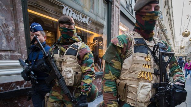 Policja i wojsko patrolują ulice Brukseli. Po atakach w Paryżu także w Belgii wzrósł alert zagrożenia