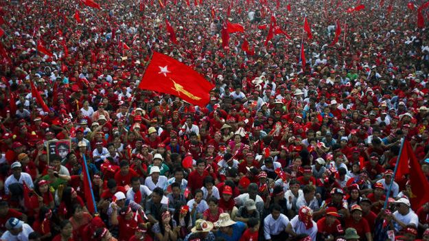 Zwolennicy Aung San Suu Kyi i jej Narodowej Ligi na rzecz Demokracji (NLD)