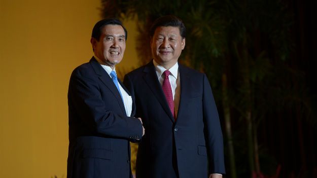 Ma Jing-cu i Xi Jinping - historyczny uścisk dłoni na spotkaniu w Singapurze