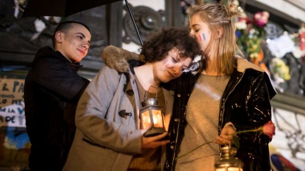 W piątkowych zamachach w Paryżu zginęło 129 osób