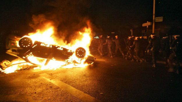 Płonący samochód w czasie zamieszek, które wybuchły w 2005 roku we Francji na zdominowanych przez muzułmańskich imigrantów przedmieściach