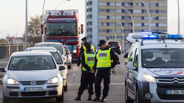 Policyjna kontrola na granicy niemiecko-francuskiej po zamachach w Paryżu.