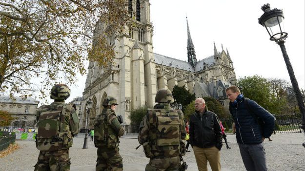 Żołnierze w pobliżu Katedry Notre-Dame