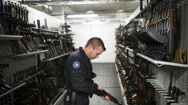 Automaty Kałasznikowa zgromadzone w magazynie francuskiej żandarmerii