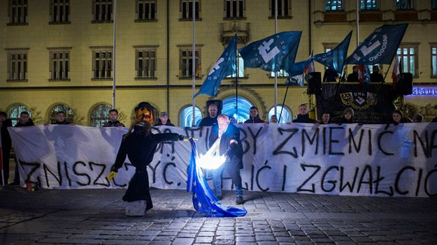 Palenie flagi i kukły na rynku we Wrocławiu