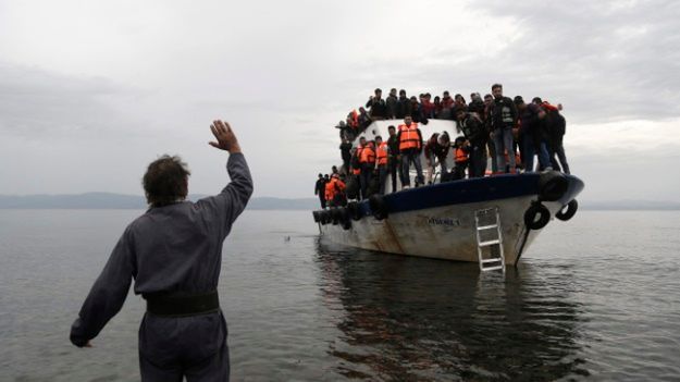 Uchodźcy przybywający na grecką wyspę Lesbos