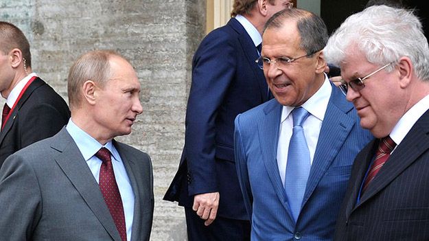 Ambasador Rosji przy UE Władimir Czyżow z prezydentem Władimirem Putinem oraz szefem MSZ Siergiejem Ławrowem