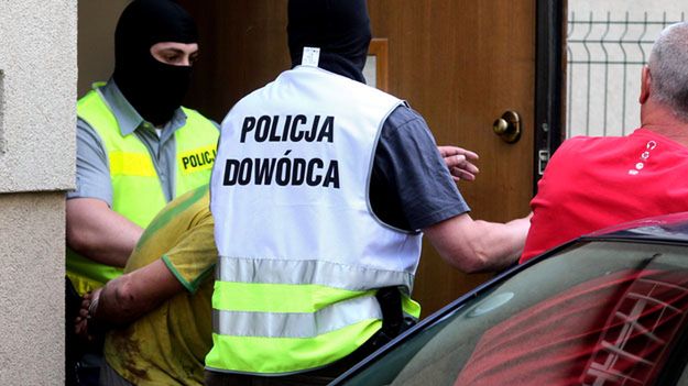 Policjanci wyprowadzają po przesłuchaniu sprawcę wypadku w Rajczy