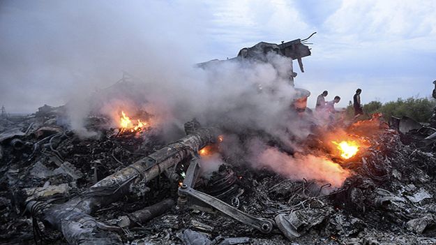 Jedno z agencyjnych zdjęć wykonanych tuż po zestrzeleniu samolotu