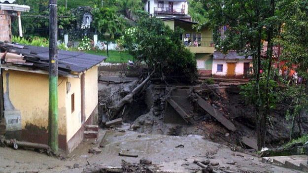 Lawina zniszczyła domy, drogi i mosty