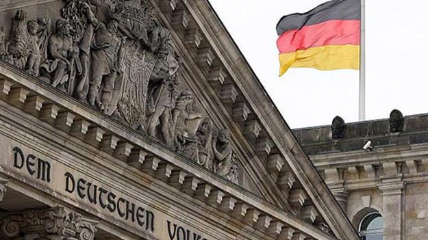 Niemiecka flaga na budynku Reichstagu
