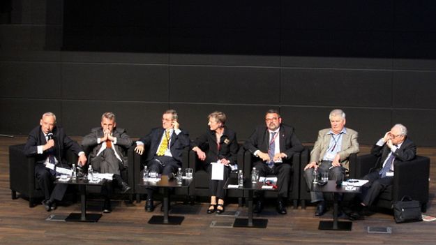 Andrzej Paczkowski z Polski, Timothy Snyder z USA, Norman Davis z Anglii, prowadząca panel Judy Dempsey, Stefan Troebst z Niemiec, Jurij Afanasjef z Rosji oraz Georges-Henri Soutou ze Szwajcarii