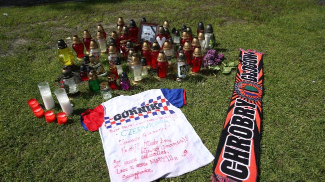 Znicze na stadionie ustawione przez kibiców po pogrzebie 27-latka