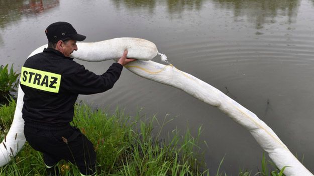Ustawianie zapory na Wiśle w Oświęcimiu