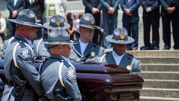 Gwardia Honorowa niesie trumnę Clementa Pinckney''a, pastora i członka Senatu Karoliny Południowej, zastrzelonego podczas ataku w Charleston