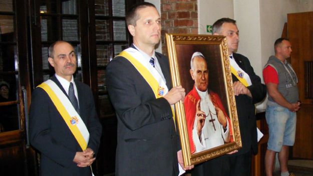 Portret papieża, zdjęty przez Roberta Biedronia ze ściany w ratuszu, został uroczyście powieszony w głównej świątyni miasta.