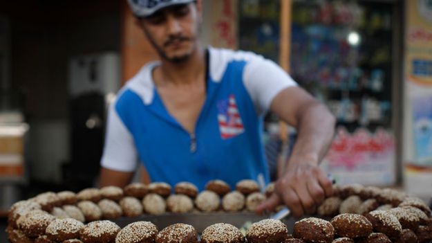 Uliczny sprzedawca przygotowuje falafele, którymi będzie handlował wieczorem