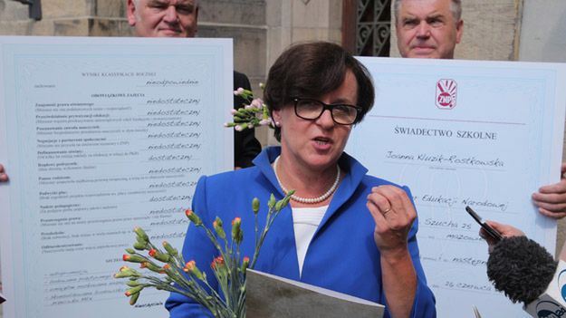 Przedstawiciele Związku Nauczycielstwa Polskiego wręczyli minister edukacji Joannie Kluzik-Rostkowskiej "świadectwo"