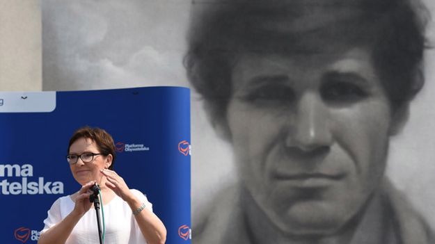 Ewa Kopacz w Aleksandrowie Łódzkim. W tle mural przedstawiający Włodzimierza Smolarka