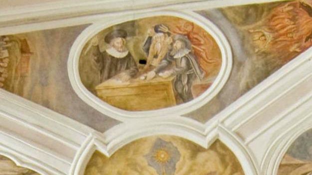 O legendzie przypomina fresk znajdujący się w kościele.